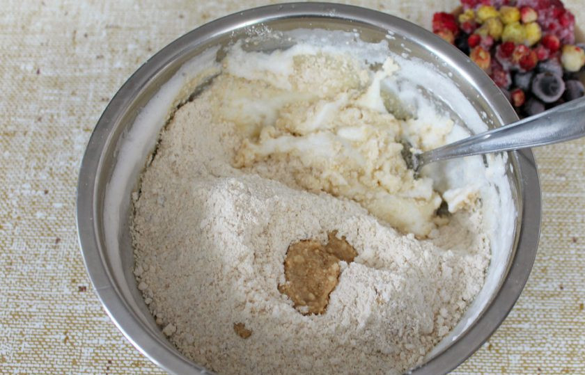 1. Этап. Печенье Финансье: Смесь из сухих ингредиентов высыпаем в белки. По желанию, можно добавить экстракт миндаля.