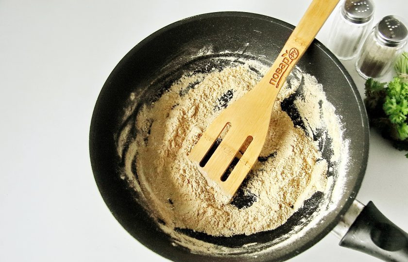 1. Этап. Запеканка Жульен: Отдельно на сухой сковороде обжарьте муку до кремового цвета.