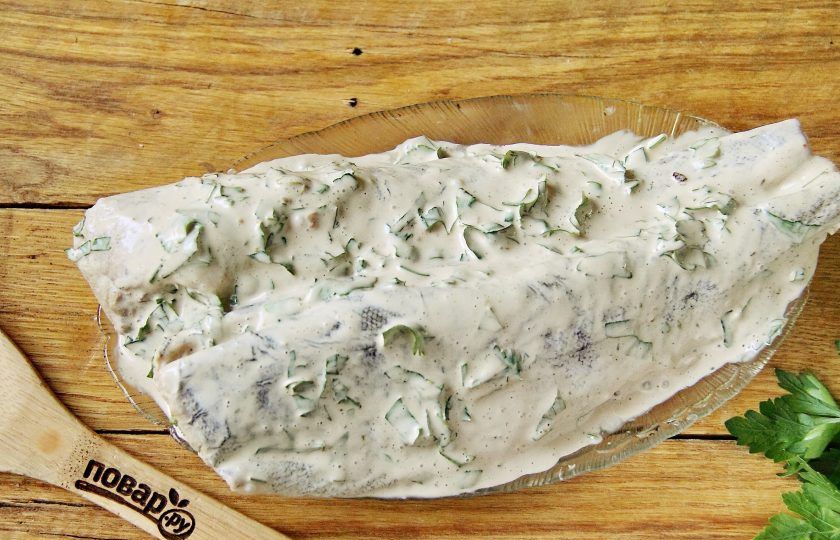 1. Этап. Минтай на гриле: Обмажьте рыбу со всех сторон приготовленным маринадом и уберите в холодильник на 2 часа. Можно на ночь.