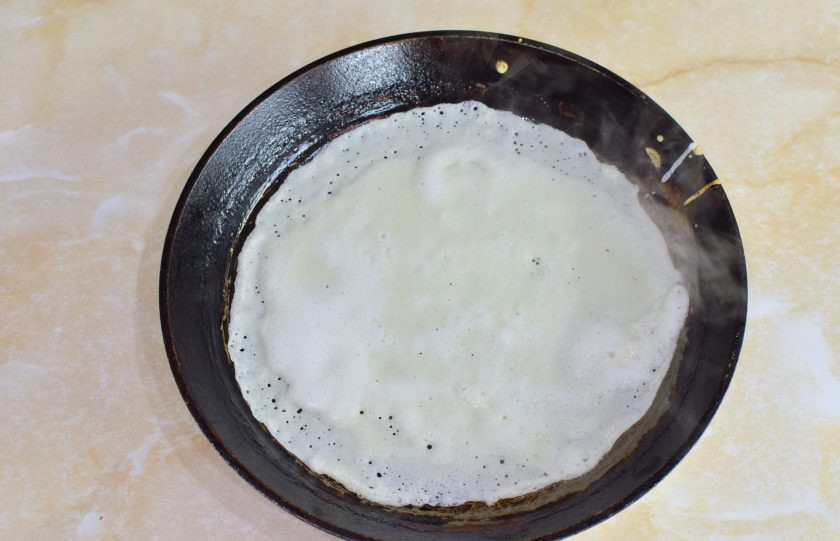 1. Этап. Блины на сливках: Перед первым блином смажьте горячую сковороду растительным маслом. Дальше по необходимости. Налейте на сковороду тесто и распределите его тонким слоем по всей поверхности.