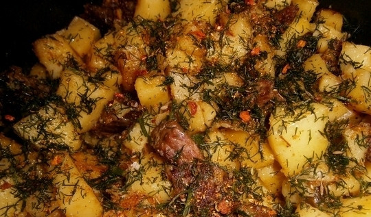 1. Этап. Жареное мясо с картошкой в мультиварке: Затем добавьте мелко нарезанную зелень и приправу.