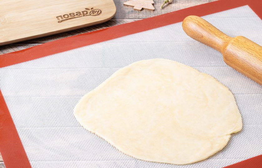 1. Этап. Хлебные палочки «Змейки»: Затем раскатайте тесто толщиной примерно 3-4 мм.