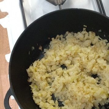 1. Этап. Кулебяка с рисом, луком, яйцами, рыбой: Обжарить лук на сливочном масле с добавлением гранулированного чеснока до прозрачности.