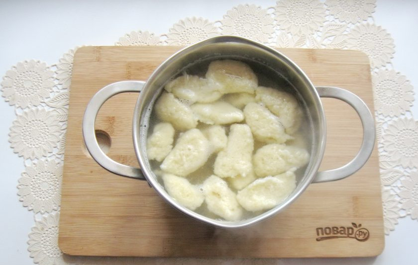 1. Этап. Клецки из капусты: В кастрюле вскипятите воду, немного посолите и с помощью чайной ложки выложите тесто в кипящую воду. Как только клецки всплывут, варите их еще 3-4 минуты и доставайте из кастрюли.