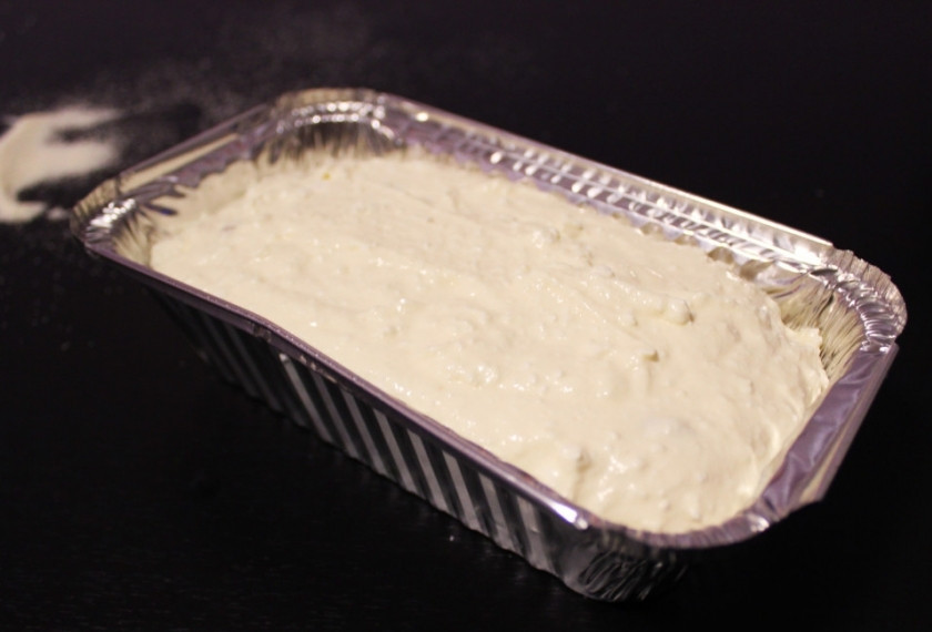 1. Этап. Простая творожная запеканка: Чтобы манка разбухла, а запеканка потом лучше пропеклась, оставьте массу творожную минут на 20. Потом разогрейте духовку до 180 градусов, смажьте форму для выпекания маслом растительным (или сливочным). Переложите в форму массу, отправьте её в духовку на 40-45 минут.