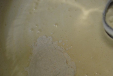 1. Этап. Ягодный пирог на творожном тесте: Маргарин растопите и влейте к общей массе. Затем добавьте ложечку соды, которую не нужно гасить уксусом. Понемногу добавляйте муку. Тесто должно напоминать по консистенции сметану.