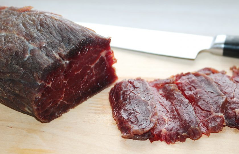 1. Этап. Говядина, маринованная в водке: Мясо готово. Аромата и вкуса водки не присутствует. Мясо без труда нарезается тоненькими кусочками. Угощайтесь, приятного аппетита!