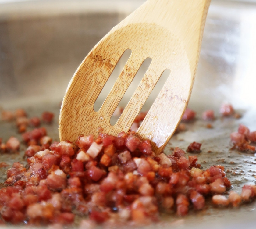 1. Этап. Паста по-итальянски: Поставим макароны вариться по инструкции на упаковке. Панчетту порежем как можно мельче, малюсенькими кубиками. И обжарим на ложке оливкового масла.