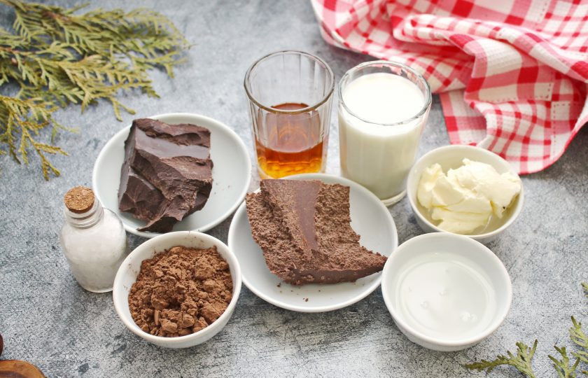 1. Этап. Трюфели из горького и молочного шоколада: Подготовьте все необходимые ингредиенты для приготовления трюфелей из горького и молочного шоколада.