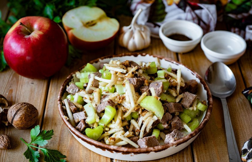 1. Этап. Салат с сельдереем и говядиной: Готовый салатик разложите по красивым тарелкам и подавайте к столу.