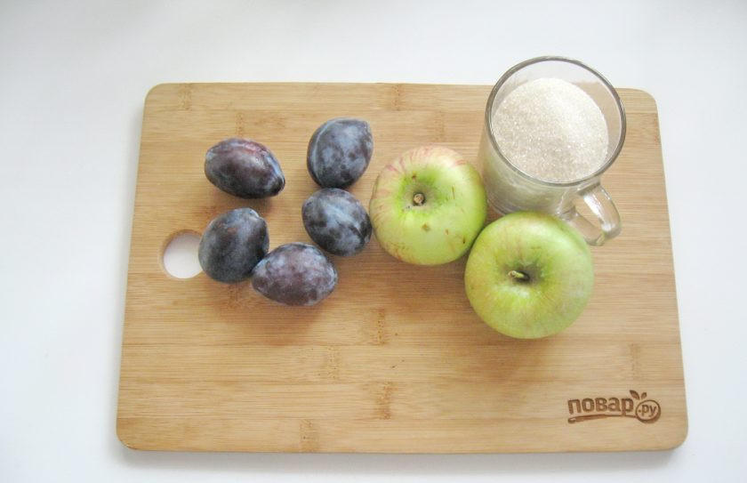 1. Этап. Варенье из яблок и слив: Подготовьте ингредиенты для приготовления варенья из слив и яблок.