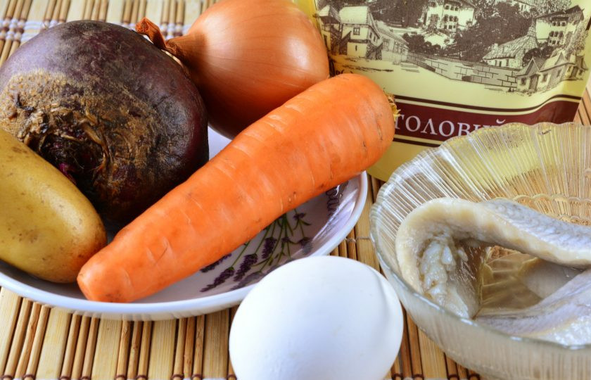 1. Этап. Селедка под шубой по ГОСТу: Подготовьте все ингредиенты. Отварите до готовности свеклу, картофель и морковь. Также сварите вкрутую яйца.