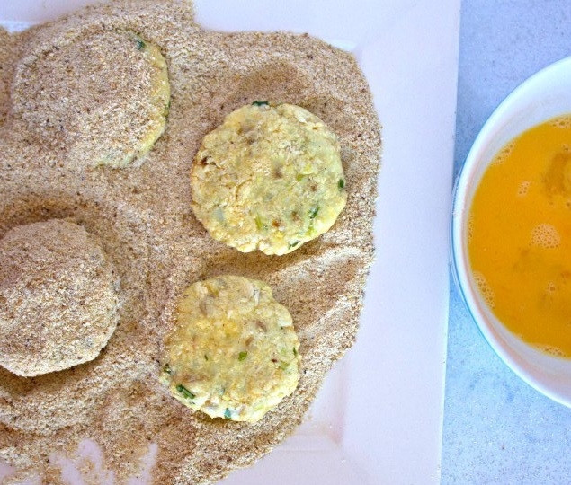 1. Этап. Котлетки из куриной грудки: 4. В миску разбейте куриные яйца, а на разделочную доску выложите панировочные сухари. Сформируйте котлеты из фарша и обваляйте сперва в яйце, затем — в сухарях.