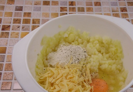 1. Этап. Картофельные ватрушки с тунцом: В пюре добавить яйцо, натертый на крупной терке сыр, муку, соль и перец. Перемешать и вымесить тесто.