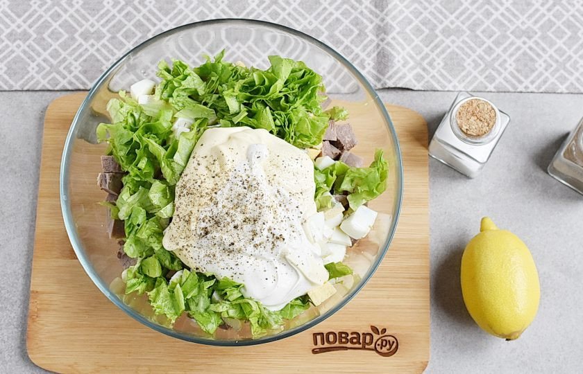 1. Этап. Салат Гурман с языком: Добавьте майонез, сметану, сбрызните лимонным соком, посолите и поперчите по вкусу.