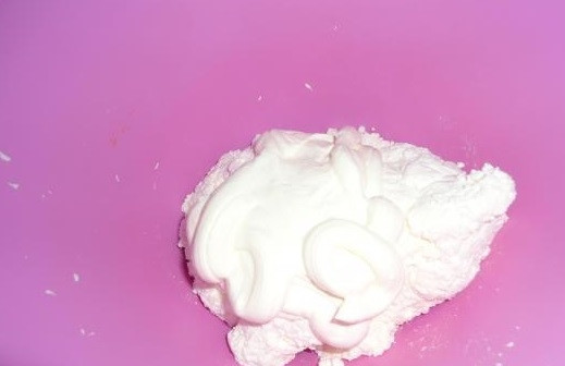 1. Этап. Вкусный пирог с вишней и творогом: 5. Приступайте к подготовке творожной заливки. Для этого возьмите творог. Положите в него сметану.