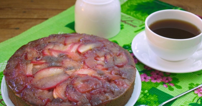 1. Этап. Шоколадный манник с карамельными яблоками: 7. Манник достаю из духовки и сразу не вынимаю, а оставляю в форме, затем уже снимаю края и выкладываю его на блюдо. Подаю пирог к чаю, приятного аппетита!