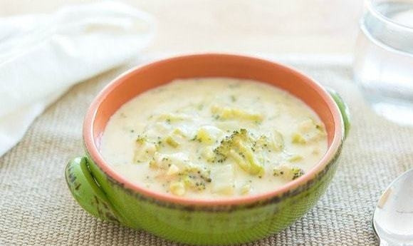 1. Этап. Крем-суп с сыром и брокколи: Через 1-2 минуты плиту выключите. Суп готов! Перемешайте его, добавьте соль и подавайте. Приятного аппетита!