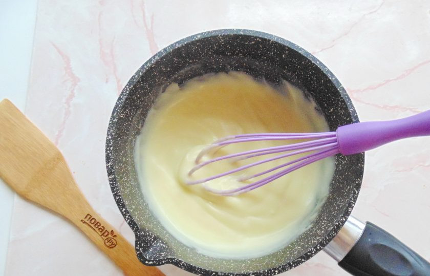 1. Этап. Пирог с ягодами и кремом: В закипающее молоко влейте смесь яйца, сахара и крахмала. Постоянно перемешивая, доведите крем до загустения.