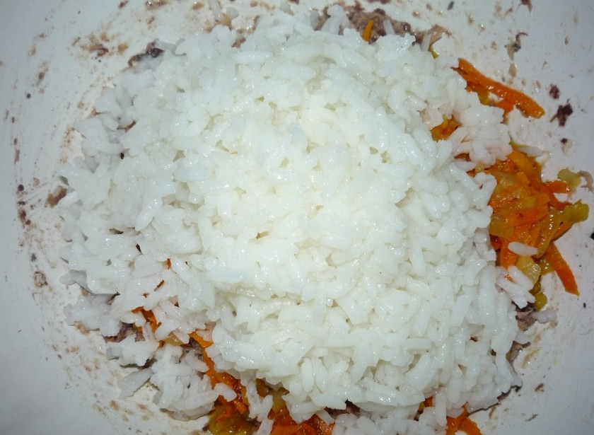 1. Этап. Котлеты из сайры: Затем добавьте рис.