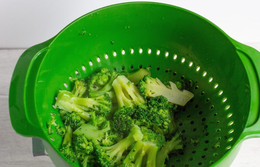 1. Этап. Картофельно-морковная запеканка с брокколи: Брокколи положите в кипящую подсоленную воду и варите 2-3 мин. после закипания, откиньте на дуршлаг.