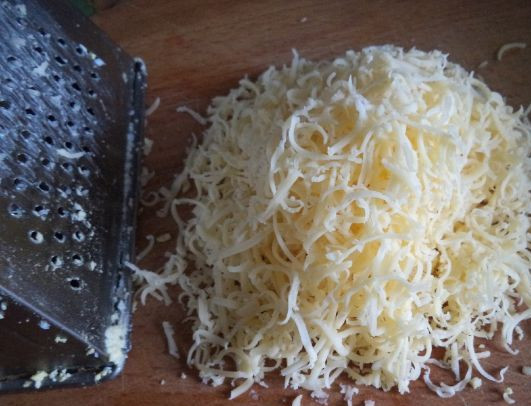 1. Этап. Салат Коза: 5. В самом конце натираем сыр. Лучше брать твердые сорта сыра.