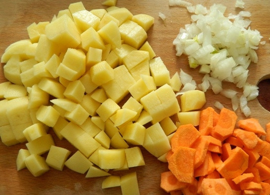 1. Этап. Картофельный суп-толчeнка с квашеной капустой: 4. Тем временем очистим картошку, лук и морковку. Картофель нарезаем небольшими кубиками, морковь — кольцами или полукольцами, а лук — мелко.