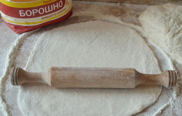 1. Этап. Пельмени куриные: Разделите тесто на две части. Раскатайте их тонко. Делать пельмени будем при помощи пельменницы.