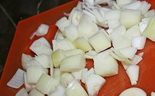 1. Этап. Белый соус к шашлыку: Очистите лук и чеснок. Нарежьте лук на произвольные куски и положите вместе с зубчиками чеснока в чашу блендера. Взбейте в однородное пюре. Также можно это сделать при помощи мясорубки.