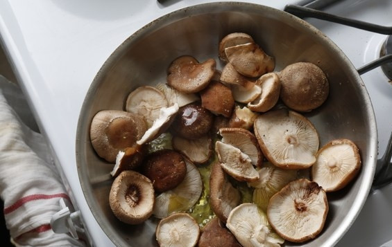 1. Этап. Паста вегетарианская: 60 мл масла разогрейте на сковороде и обжарьте порубленный миндаль минуты 2. Миндаль уберите в миску и перемешайте с измельченной петрушкой, цедрой и 2 ложками пармезана. А в сковороду добавьте еще масла и начните жарить грибы.