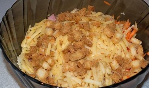 1. Этап. Салат Николь: Теперь добавим сухарики. Можно готовые, а можно подсушить в духовке нарезанный на кубики белый хлеб.