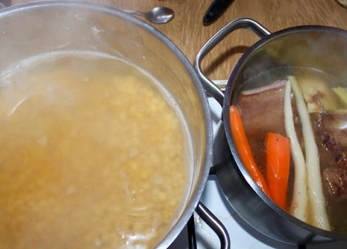 1. Этап. Суп гороховый с копченостями: Горох промоем, заливаем в кастрюлю 1.5 литра воды и тоже ставим вариться. Варим минут 45. Минут за 10 до конца варки добавим немного соли.