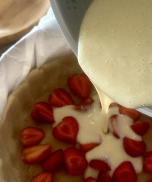 1. Этап. Тарт с клубникой и сметанной заливкой: Выложил на дно формы слой клубники. Кстати, резать ее не обязательно. Но рекомендую все-таки это сделать. И залил ягоду слоем начинки. Начинку выливать всю не надо. Половины достаточно.