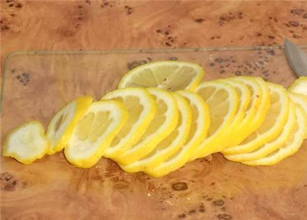 1. Этап. Щука со сметаной в духовке: Лимон также промываем и нарезаем тонкими кружочками.