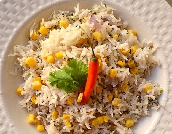 1. Этап. Плов с кукурузой: Добавить кукурузу и пряные травы к рису, перемешать. Выключить огонь и дать постоять под крышкой 5-10 минут. После этого перемешать еще раз, выложить на блюдо и подавать на стол. К плову с кукурузой 