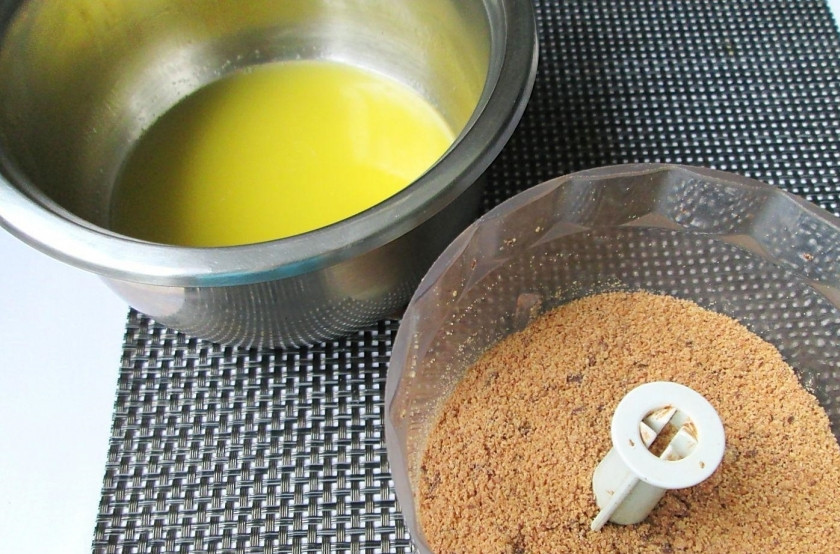 1. Этап. Чизкейк со свежими ягодами: 2. Измельчаю печенье до получения крошки, сливочное масло растапливаю в микроволновой печи.