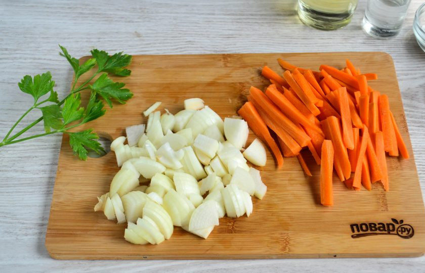 1. Этап. Закуска из перца и моркови на зиму: Морковь нарежьте соломкой, лук порежьте крупным кубиком.