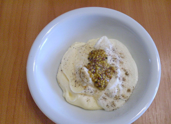 1. Этап. Заправка для салата с курицей: 2. Берем пиалу и смешиваем в равных пропорциях сметану и майонез. Добавляем соль, перец черный молотый, горчицу.