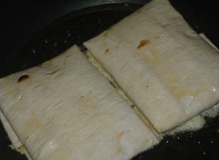 1. Этап. Быстрые пирожки из лаваша: 6. Сковороду разогрейте с растительным маслом, выложите пирожки и обжаривайте с каждой стороны до румяной корочки.