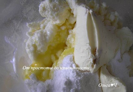 1. Этап. Сочники с кокосовой стружкой: Для начинки соедините творог, половину сахарной пудры, половину желтка (другую половину смешайте с водой и оставьте для смазки) и сметану (у меня каймак).