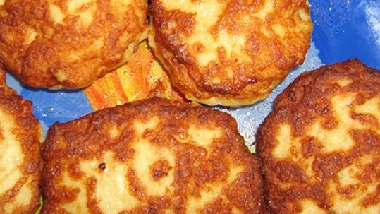 1. Этап. Рыбные котлеты с салом: Разогрейте масло в сковороде. Слепите из фарша котлеты и обжаривайте их с двух сторон до румяного цвета. Приятного аппетита!