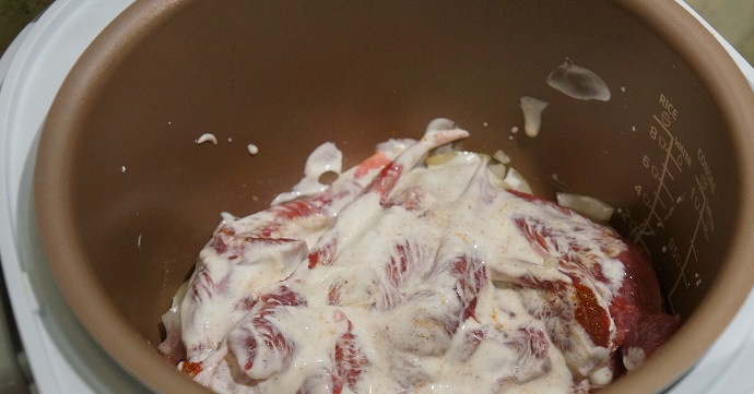 1. Этап. Индейка, тушеная в сметане: Мясо, лук, сметану - все перемешиваем. Ставим режим 