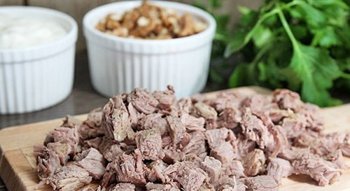 1. Этап. Салат из вареной говядины: Говядину отварите в подсоленной воде до готовности. Затем остудите её и нарежьте небольшими кубиками.