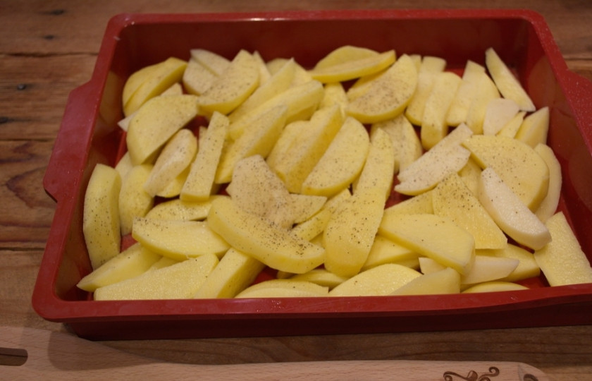 1. Этап. Мясо по-французски в духовке с картошкой: Натрите картофель солью, специями и хорошо перемешайте. Влейте 3 ст. ложки растительного масла и снова перемешайте, чтоб масло полностью покрыло весь картофель.