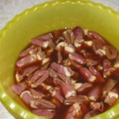 1. Этап. Куриные сердечки с фасолью: 1. Сердечки промыть, очистить от сгустков крови и разрезать пополам. Из апельсина, меда и соевого соуса приготовить маринад и замочить в нем сердечки на 30 минут.