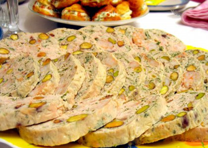 1. Этап. Суфле из курицы с фисташками: 7. Запекаем 40 минут при 180 градусах. Нарезаем, остужаем, подаем!