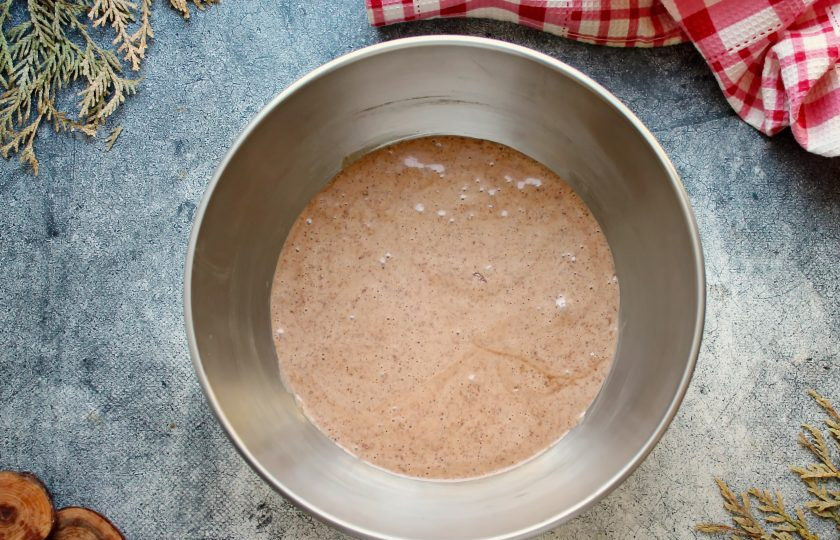 1. Этап. Турецкий шоколадный мокрый кекс: Муку смешайте с разрыхлителем, какао порошком и просейте в жидкую часть. Аккуратно перемешайте лопаткой до однородного, пышного теста. Форму для выпечки смажьте растительным маслом и перелейте тесто. Поставьте в горячую духовку и выпекайте при температуре 180 градусов в течение 30-45 минут, до готовности.