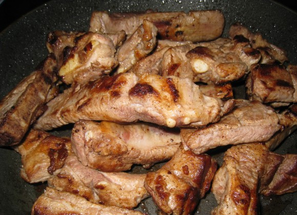 1. Этап. Острые свиные ребрышки: Вот так должны выглядеть обжаренные ребра. Убираем ребра со сковородки.