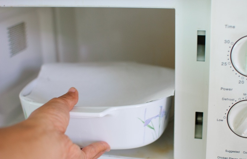 1. Этап. Бекон в микроволновке: Поставьте в духовку и готовьте на средней мощности в течение 5-6 минут.