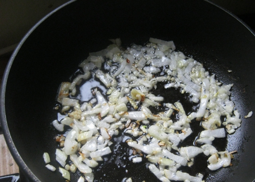 1. Этап. Вермишелевый суп без мяса: Теперь обжариваем лук.